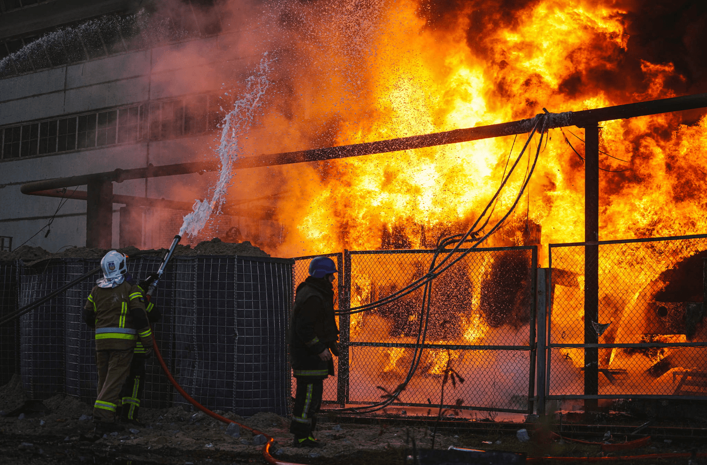 Пожар после попадания ракеты по энергостанции в Киеве, 18 октября 2022 года