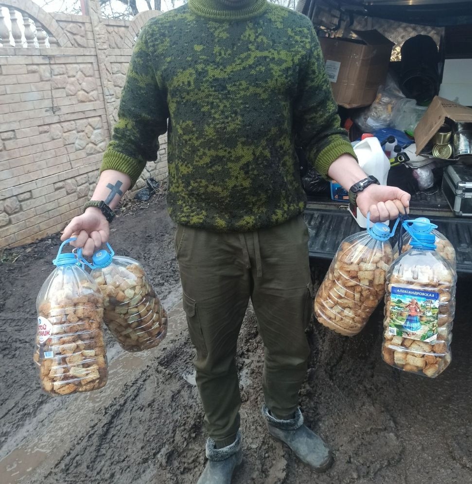 “Tasty gifts” (dried bread rusks) handed to Russian army units in occupied Donbas by volunteers