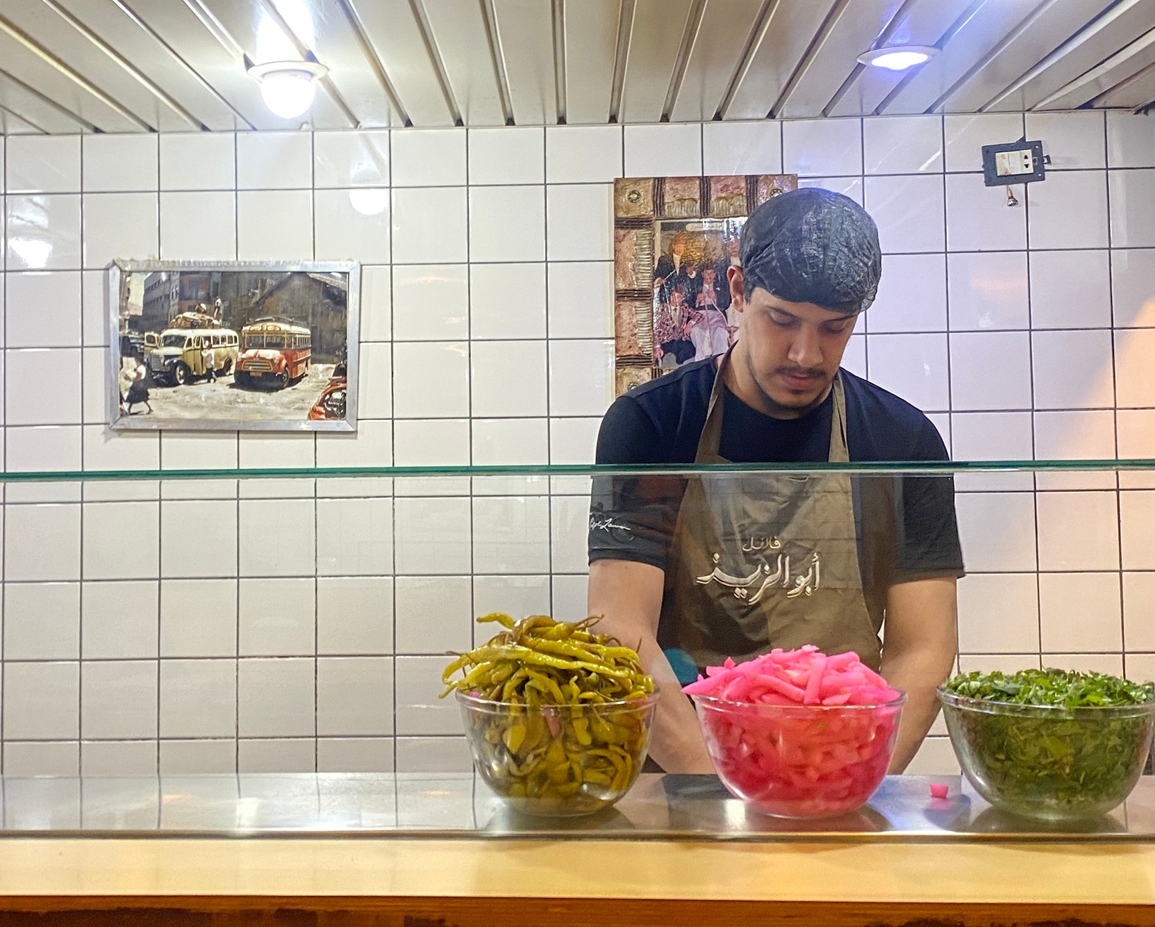 Ностальгия по временам былого расцвета свойственна многим ливанцам: исторические фото Бейрута 60-х годов украшают многие лавки, магазины и шаурмичные как христиан, так и мусульман