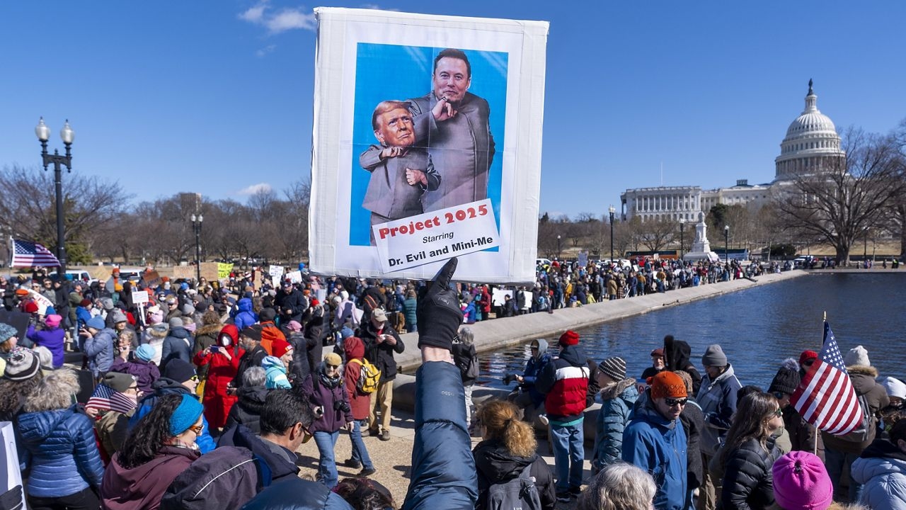 17 февраля 2025 года, Вашингтон. Марш No Kings Day в День Президента, в поддержку федеральных служащих и против указов Трампа. (AP Photo/Jacquelyn Martin)