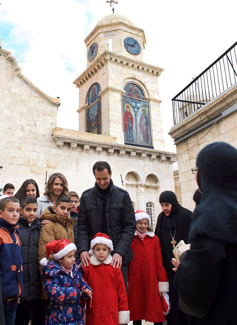 Башар Асад в христианской церкви с прихожанами, Рождество, 2016 год