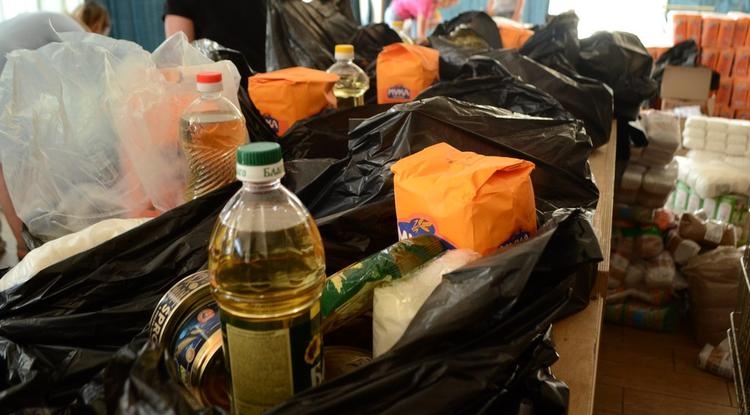 Волонтеры собирают передачу военным