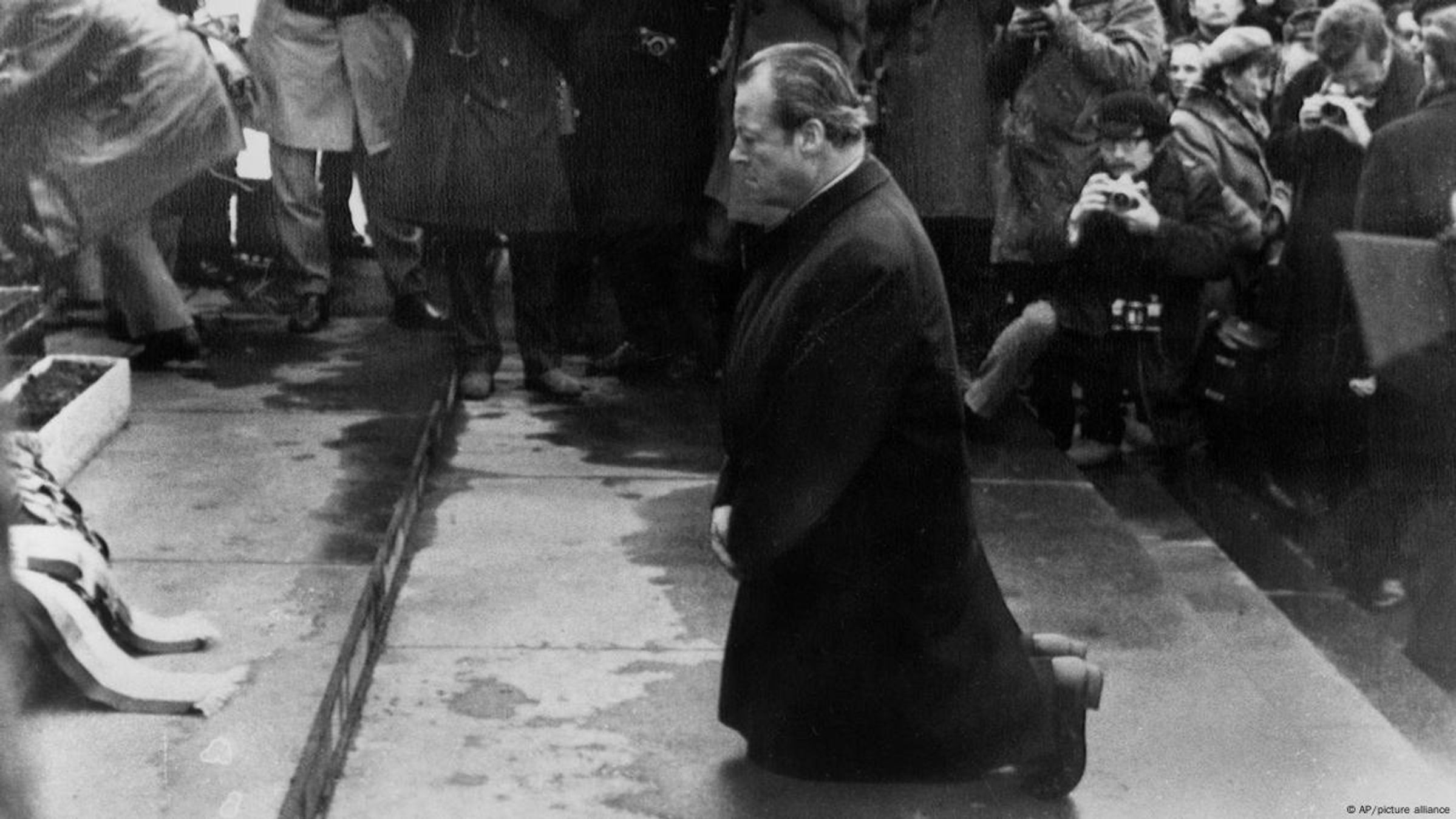 Willy Brandt kneeling in Warsaw, 1970