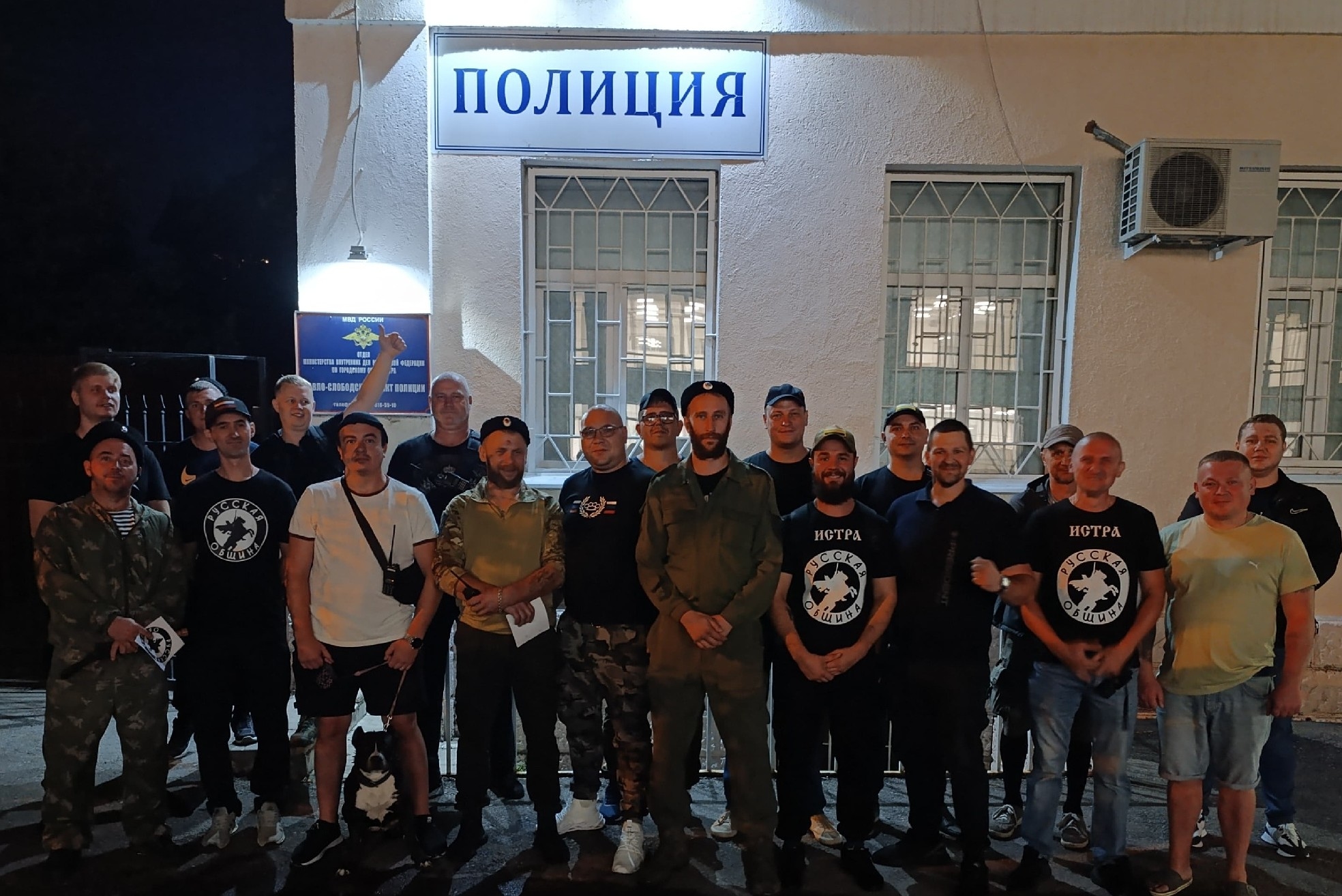 Малолетов с соратниками на фоне отделения полиции