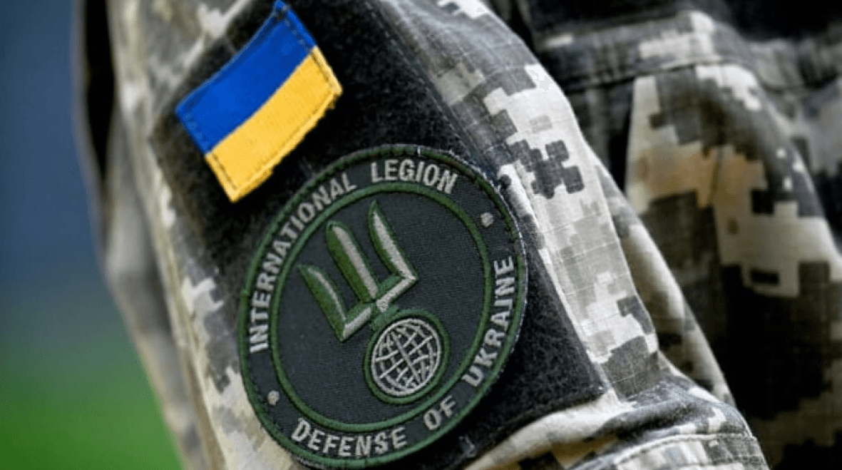 The emblem of the International Legion for the Defense of Ukraine displayed on the jacket of a spokesman. Photo: Sergei Supinsky / AFP