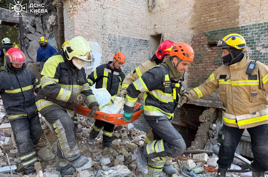 Emergency workers carry a body out of the rubble of a residential building in Kyiv struck by Russia on June 17. Photo: State Emergency Service of Ukraine (Telegram: @dsns_telegram)