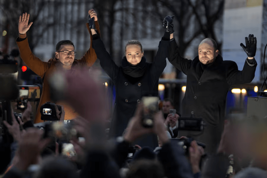 From left, Russian dissidents Ilya Yashin, Yulia Navalnaya and Vladimir Kara-Murza join hands at a November 2024 demonstration in Berlin. Photo: Markus Schreiber / The Associated Press