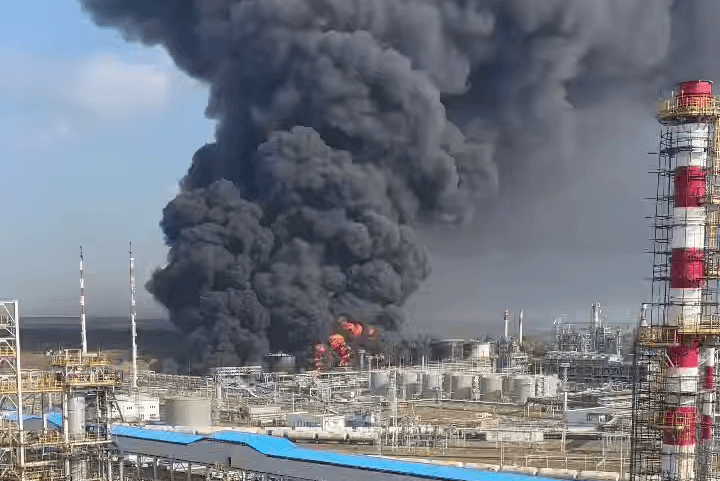 НПЗ в Новошахтинске после атаки БПЛА в августе 2025 года. Источник: соцсети