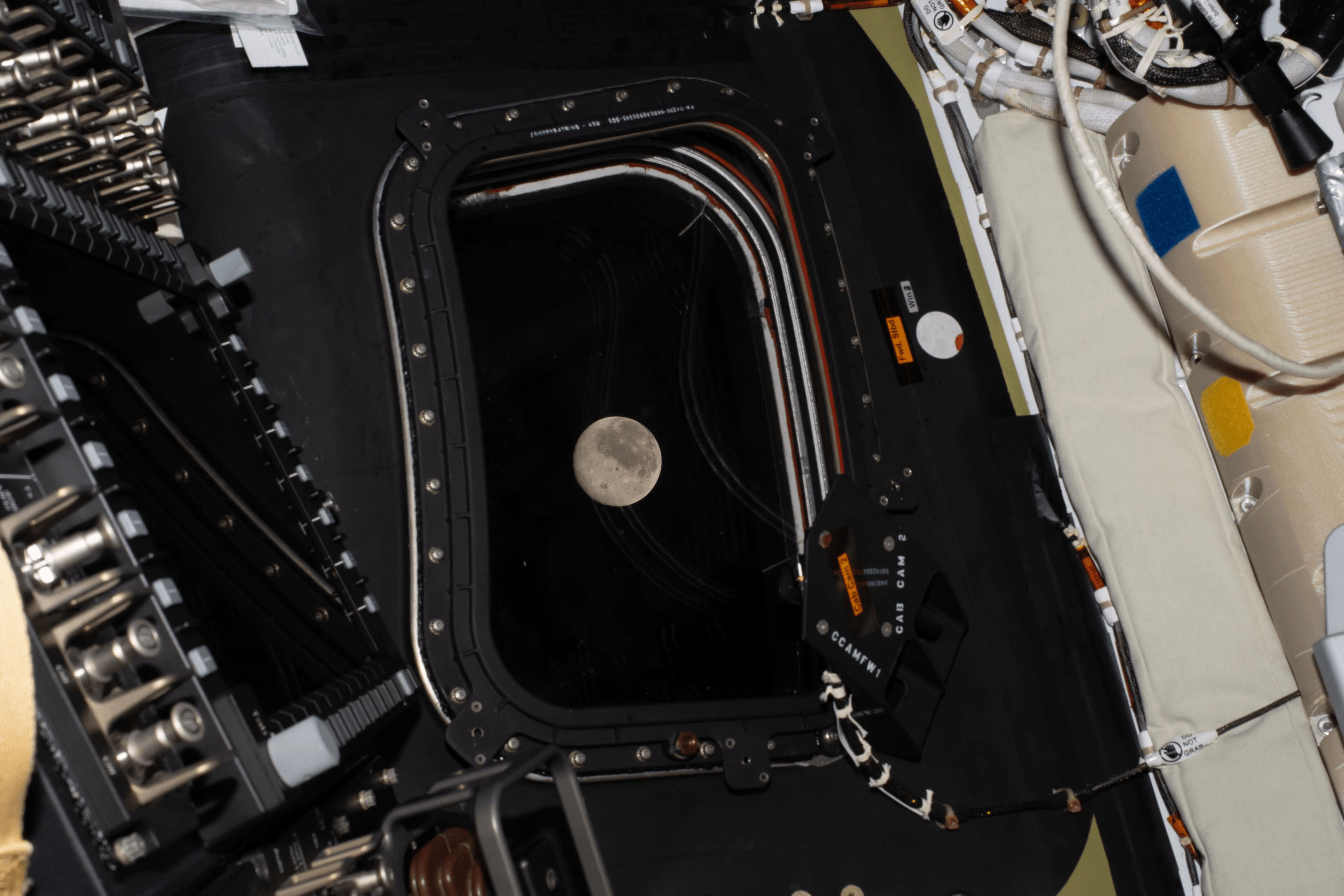 Фото: вид на Луну из корабля Orion миссии Artemis II / NASA/AP