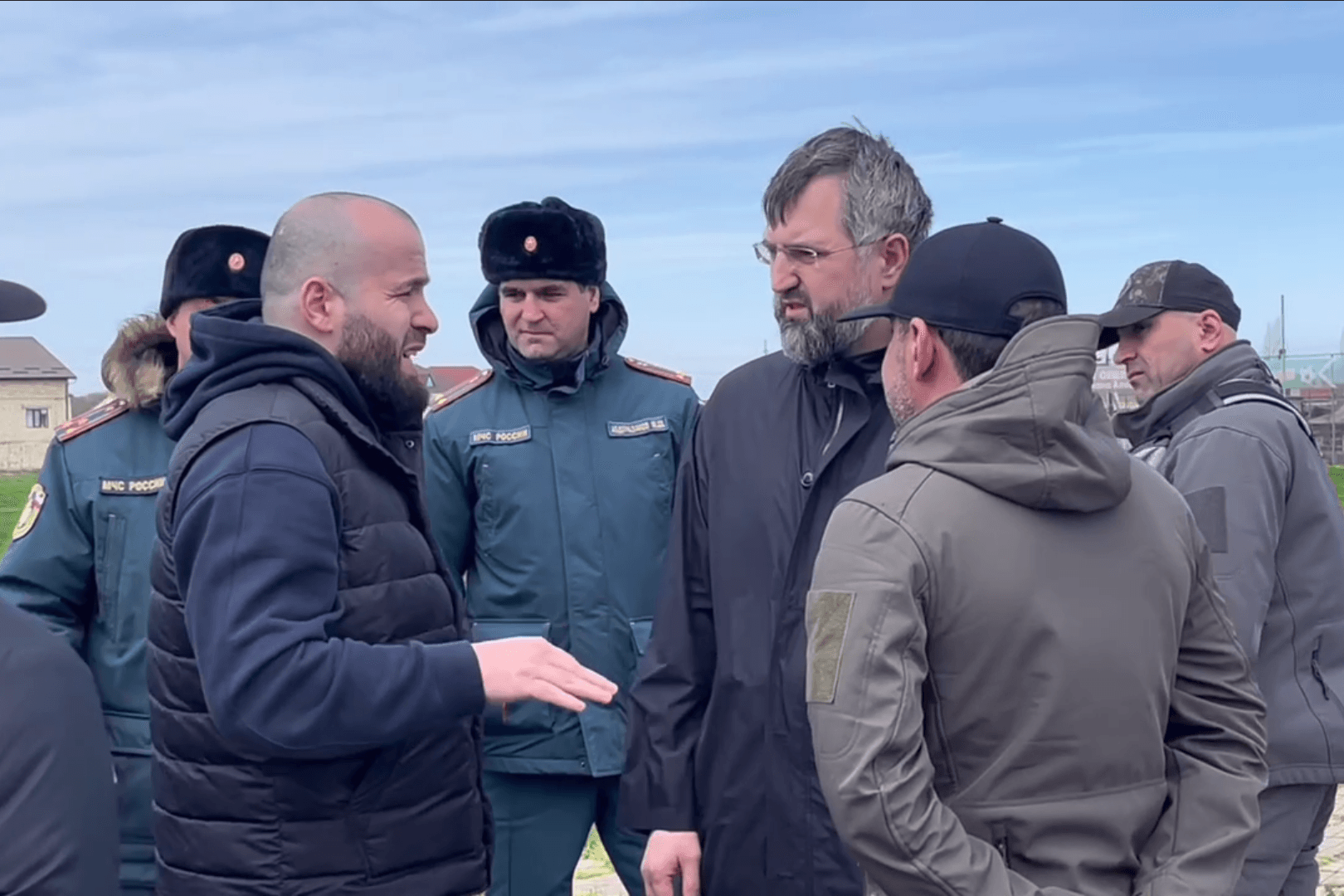 Фото: Магомед Рамазанов (третий справа) в поселке Мамедкала (Дагестан), 8 апреля 2026 / администрация Дербентского района