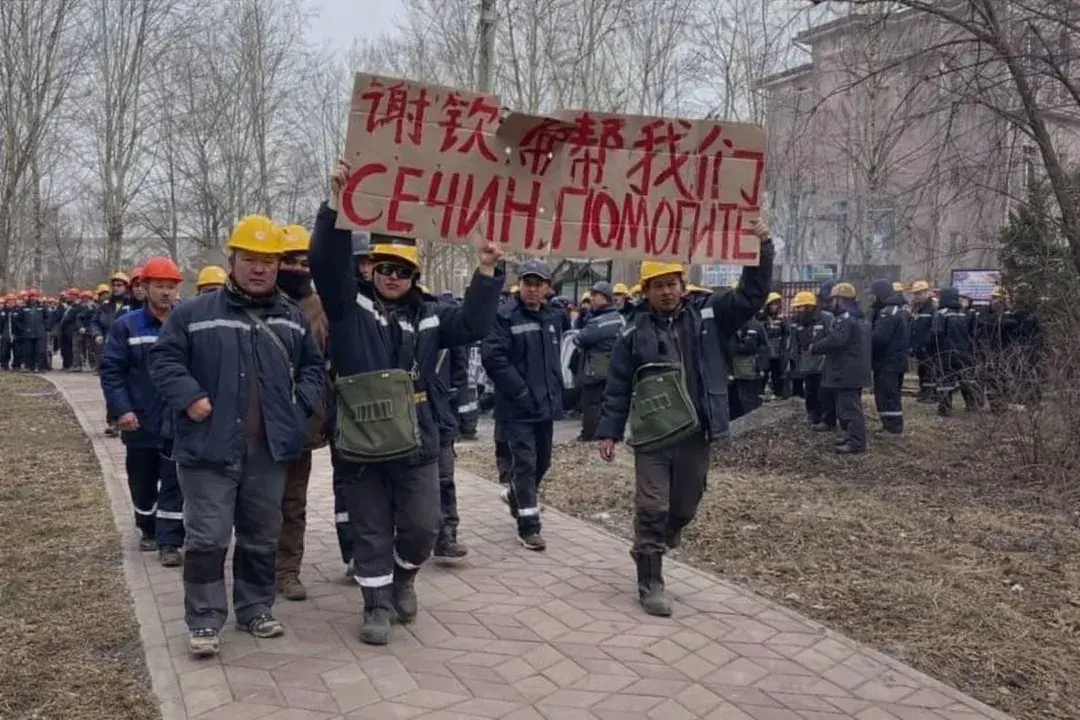 Chinese workers in Komsomolsk-on-Amur hold a placard reading “Sechin, help,” referring to Rosneft CEO Igor Sechin, whose company owns the refinery they were hired to upgrade. Photo: Social media