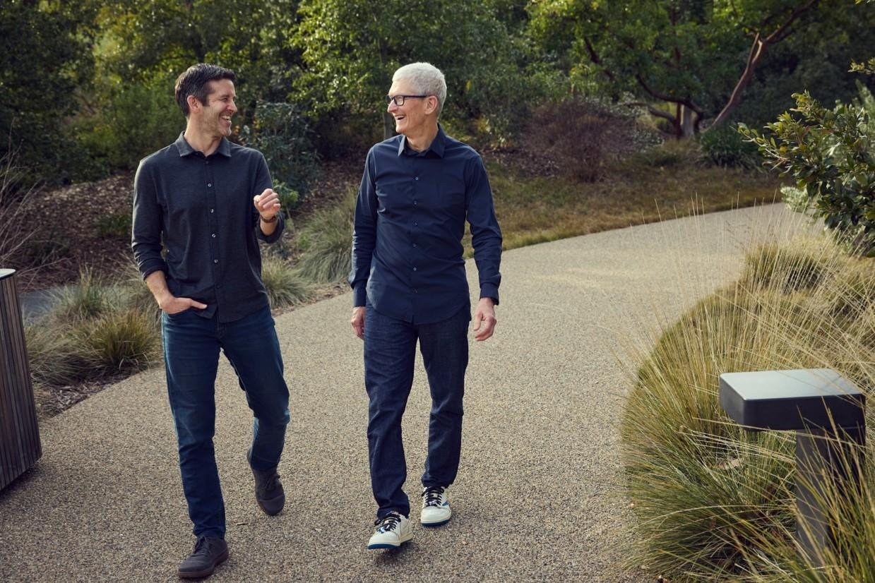 Тим Кук и Джон Тернус в Apple Park. Фото: Apple