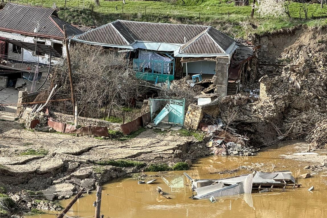 Flood-damaged homes in the village of Urkarakh, Dagestan. Photo: Gyanzhevi Gadzhibalayev / TASS
