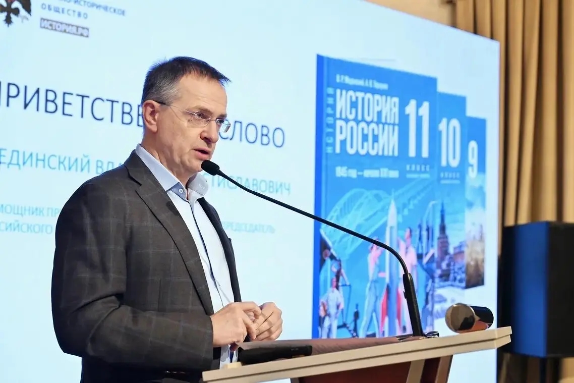 Vladimir Medinsky presents history textbooks for upper secondary school / Kommersant