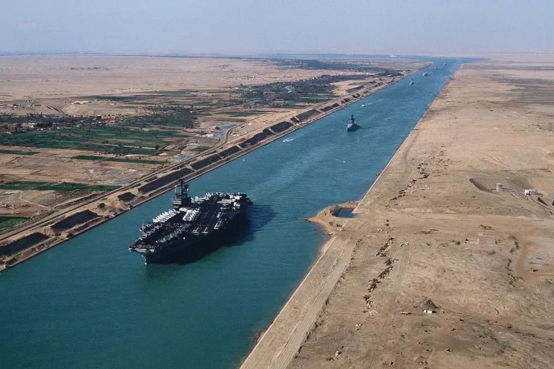 The aircraft carrier USS America (CV-66) during its transit through the Suez Canal in May 1981.  Photo: W. M. Welch / US Navy / Wikimedia Commons