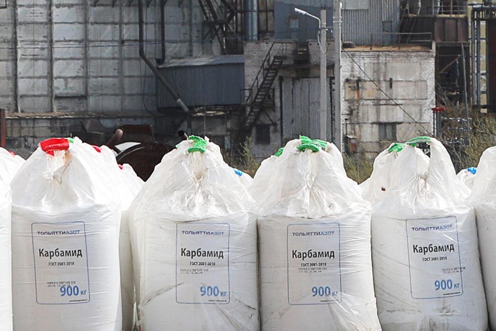 900 kg bulk bags of carbamide (urea) fertilizer produced by the Russian company Togliattiazot (Тольяттиазот). Photo: Andrey Gordeev / Vedomosti
