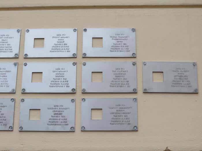 Комитет по градостроительству Петербурга счел незаконной установку табличек с именами жертв репрессий после запроса помощника Милонова