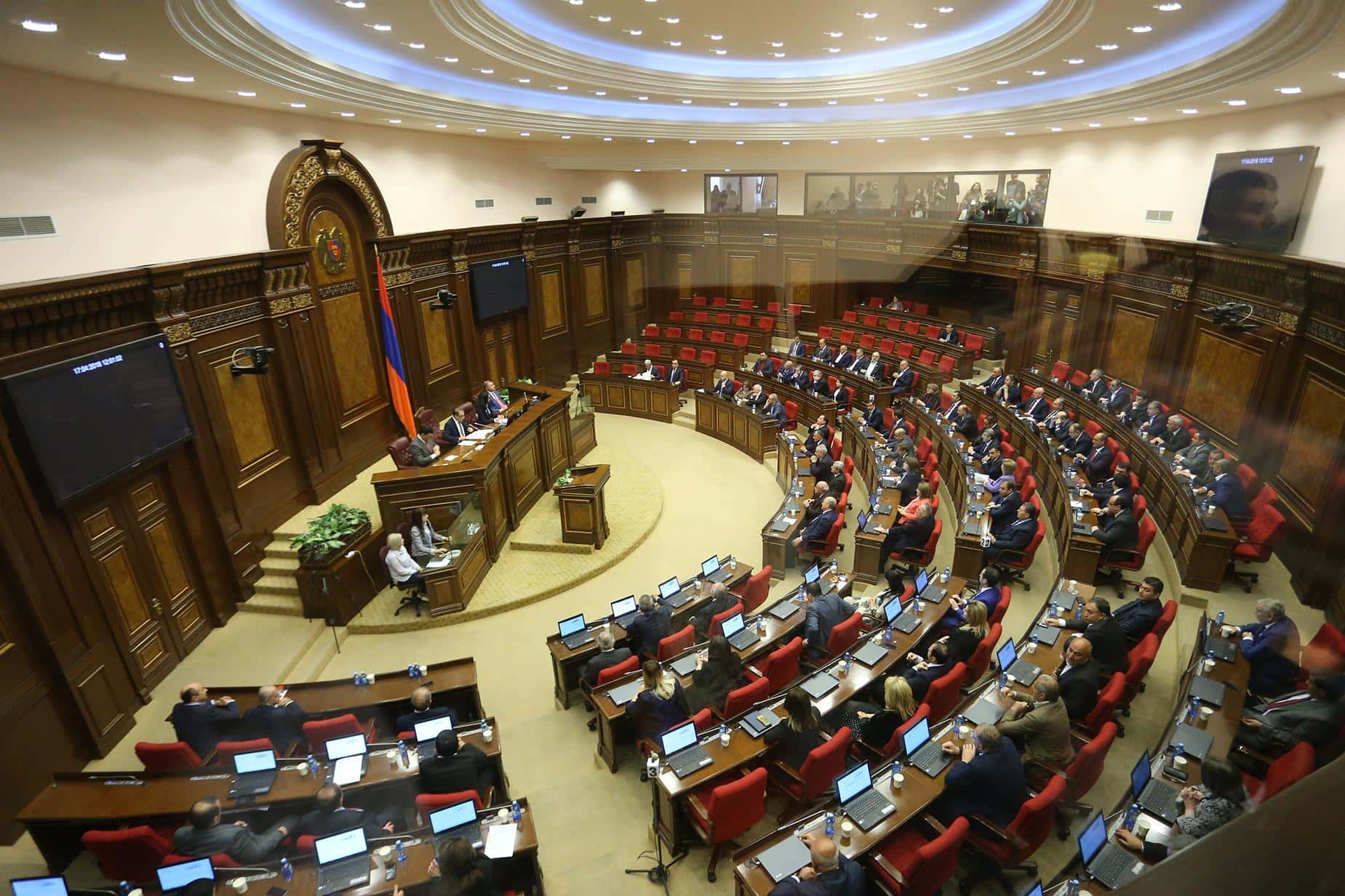 Олигарх купил «авторитетов». Почему армянская партия власти вдруг поддержала Пашиняна