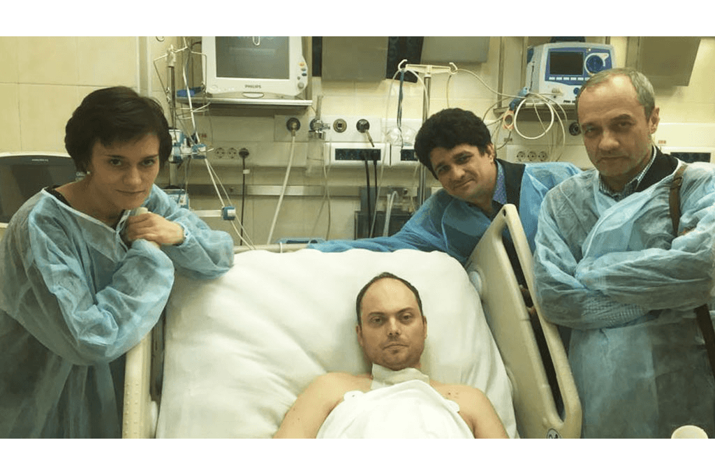 «Врачи выдвинули версию, что Кара-Мурза отравил себя сам». Глава из книги Солдатова и Бороган «Свои среди чужих» 