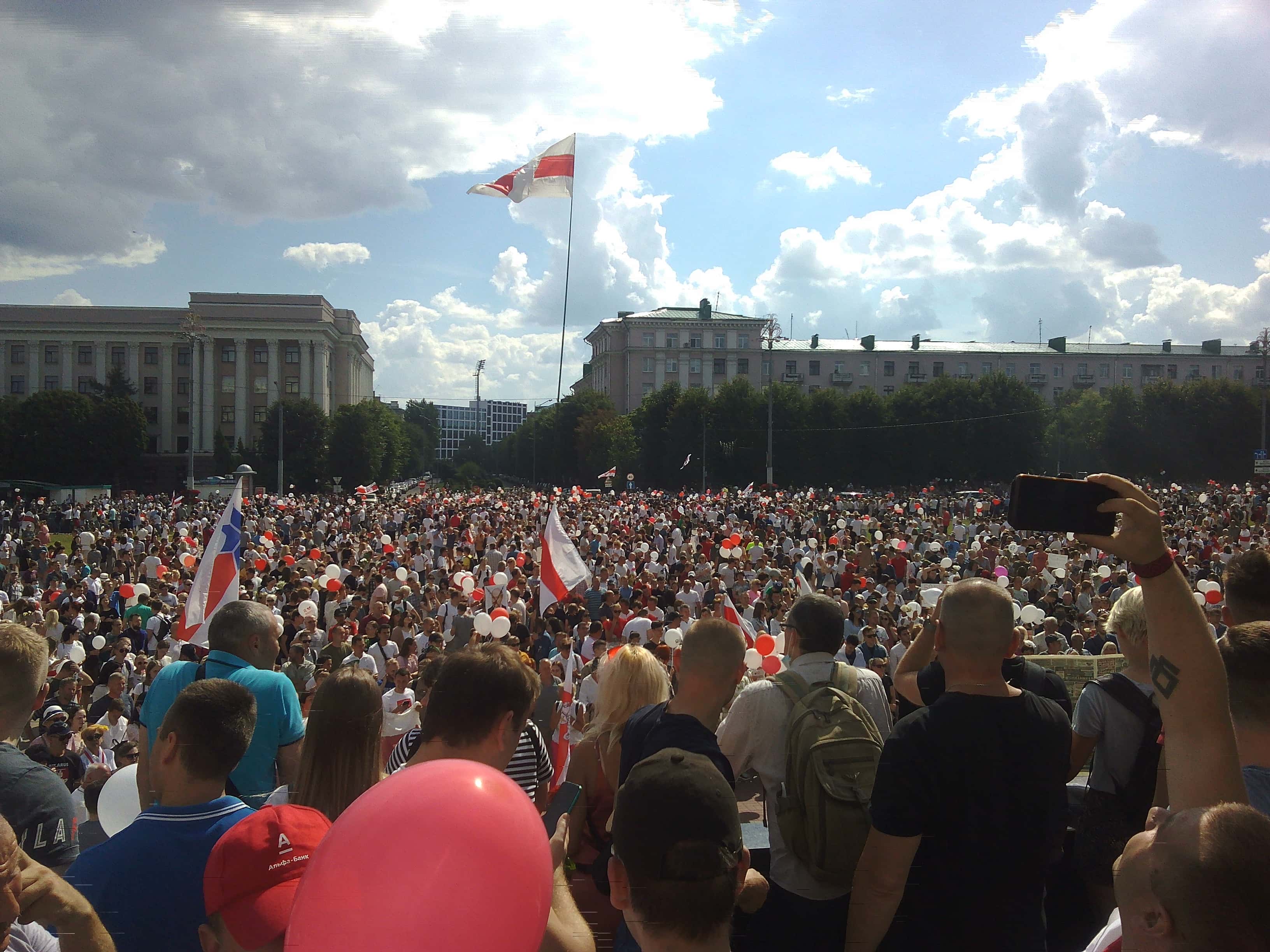 Жителя Могилева оштрафовали за плакат в окне своего дома с надписью «Наша семья против насилия и беззакония»