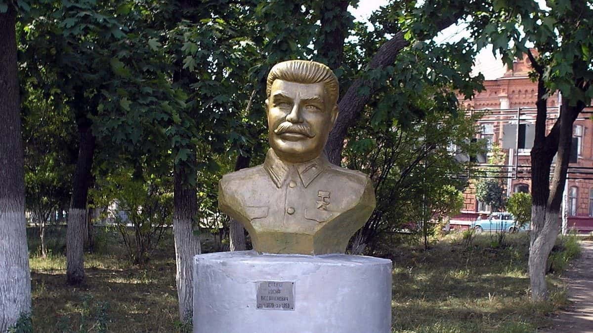 В Дагестане местные жители снесли памятник Сталину, который им установили «в подарок» местные власти 