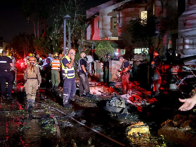 ЦАХАЛ объявил о начале ударов по сотням объектов в секторе Газа. После ракетной атаки движения ХАМАС в Израиле есть погибшие