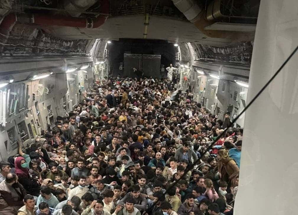 Эвакуационный рейс американских ВВС вывез из Кабула 640 афганцев за один раз. Фото переполненного самолета распространяется в соцсетях