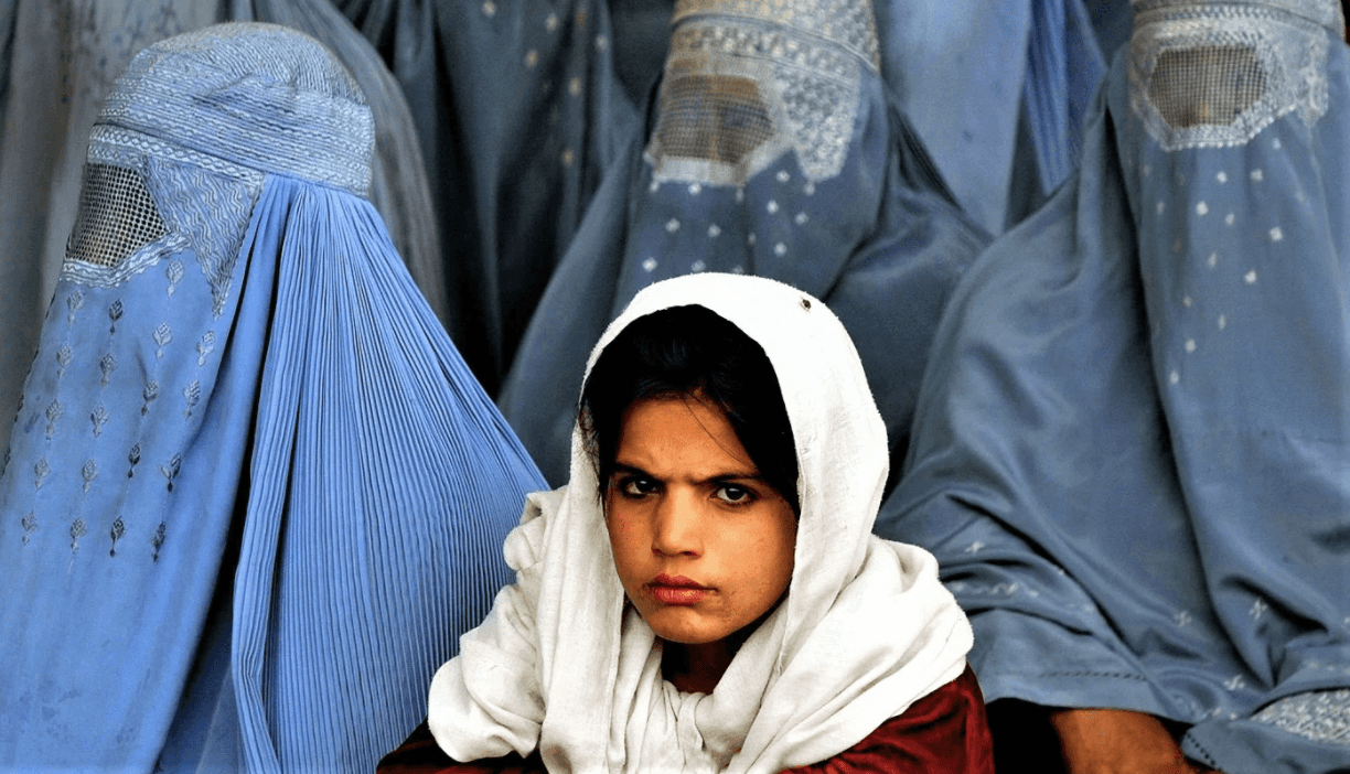 Талибы пообещали разрешить женщинам работать на ТВ и во власти. Но на самом деле их убивают, насилуют и лишают работы