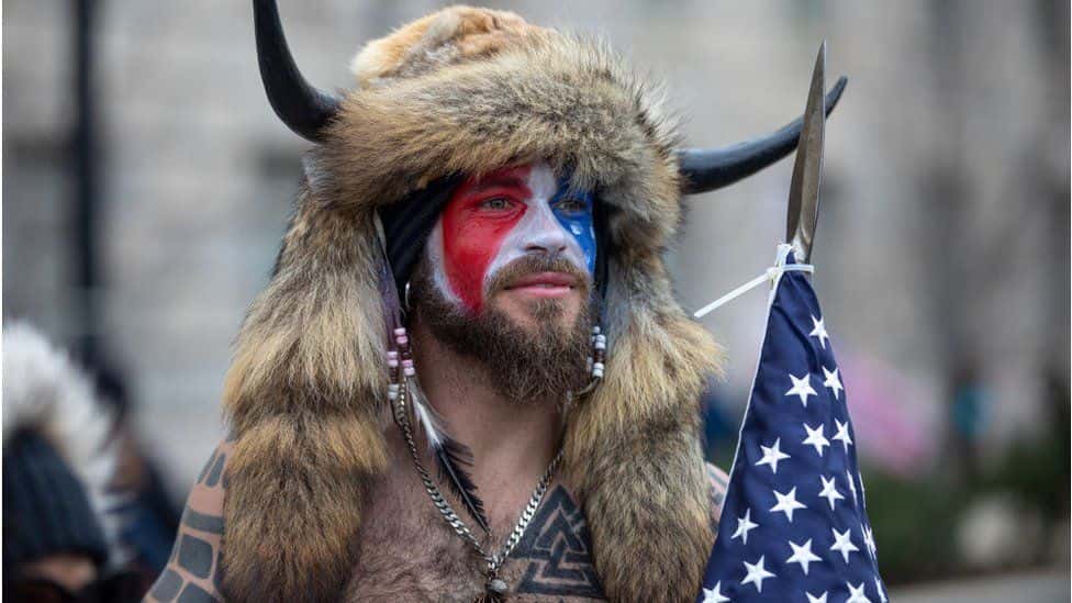 «Шаман» движения QAnon Джейкоб Энтони Чансли признал свою вину в деле о штурме Капитолия. Ему грозит до 20 лет тюрьмы 
