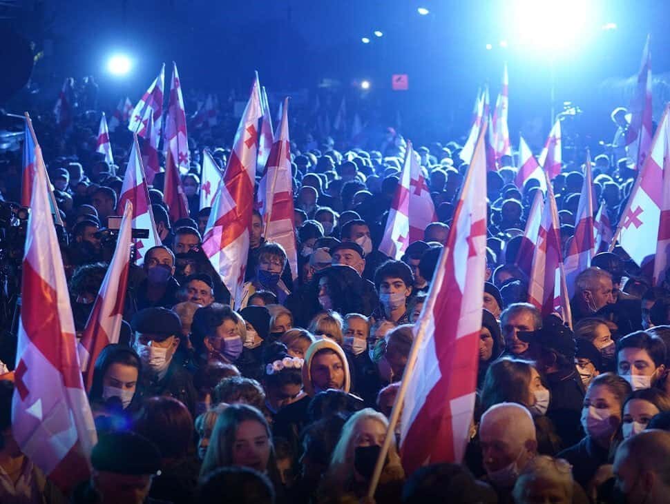 Грузинская оппозиция вышла на акцию протеста у тюрьмы, где находится Саакашвили. Митингующие требуют госпитализировать политика