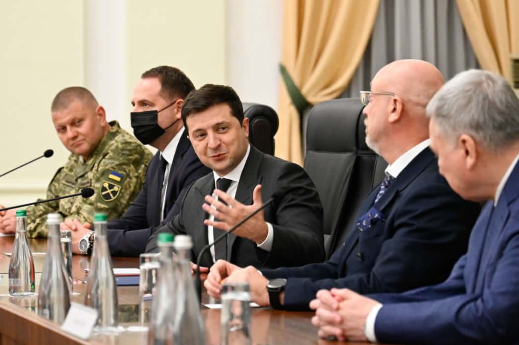 Слуги рейтинга. Почему в правительстве Украины все больше однопартийцев Зеленского