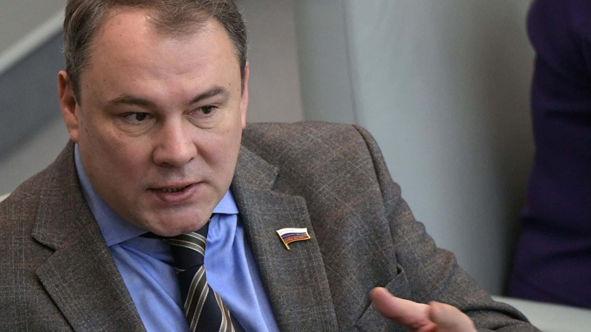 У вице-спикера Госдумы Петра Толстого и его новой жены нашли более десяти земельных угодий, породистых лошадей и элитный дом в Подмосковье