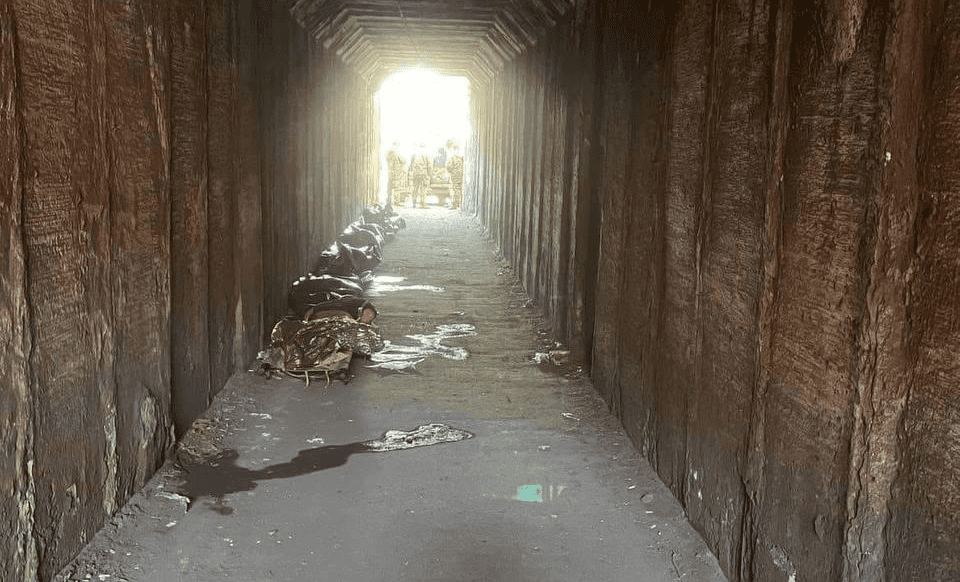 В Мариуполе российские солдаты свозят тела убитых мирных жителей в подземные переходы и другие «пункты сбора» — горсовет