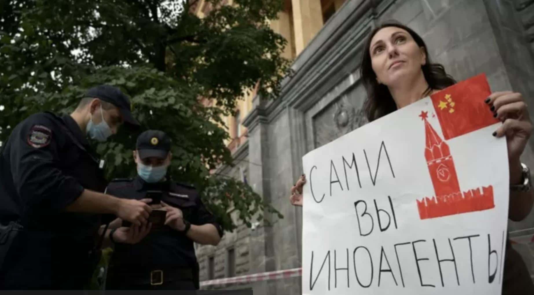 «В условиях спецоперации либерализация недопустима». Госдума запретила иноагентам преподавать и получать господдержку