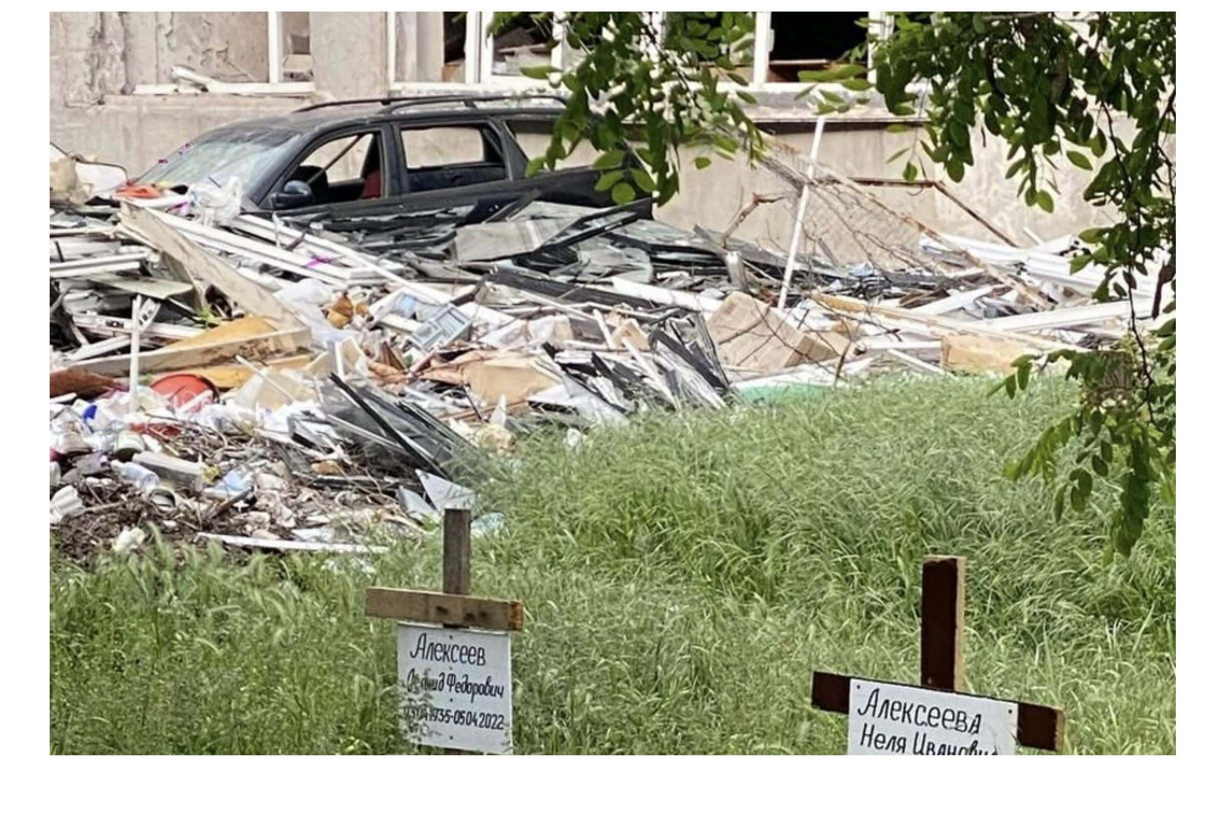 «Временные уличные могилы превращаются в постоянные» — в Мариуполе нашли еще одну братскую могилу с телами 100 человек