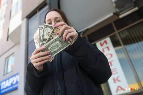 За последние три месяца россияне купили валюты на рекордные 400 млрд рублей