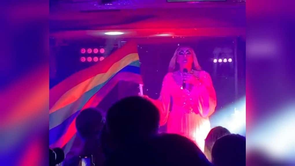 В Екатеринбурге националисты заставили травести-артиста извиниться за исполнение гимна России с ЛГБТ-флагом в руках