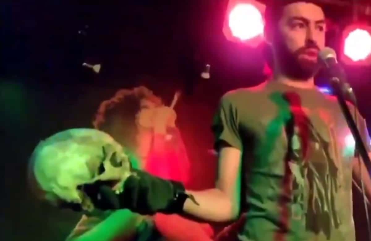 Создатель ЧВК «ЕНОТ» с черепом в руках заявил, что все украинцы должны быть убиты. По его словам, это череп защитника «Азовстали»