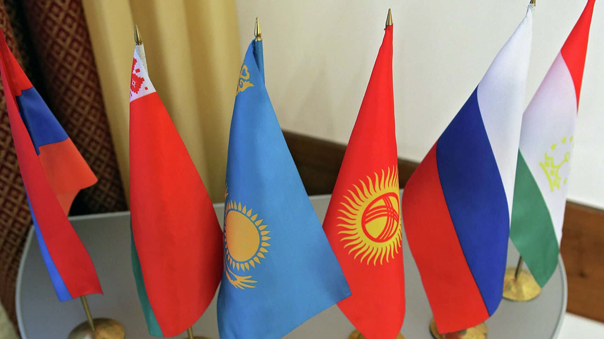 Армения заявила об обстрелах со стороны Азербайджана и обратилась к ОДКБ. Минобороны Азербайджана отрицает обвинения