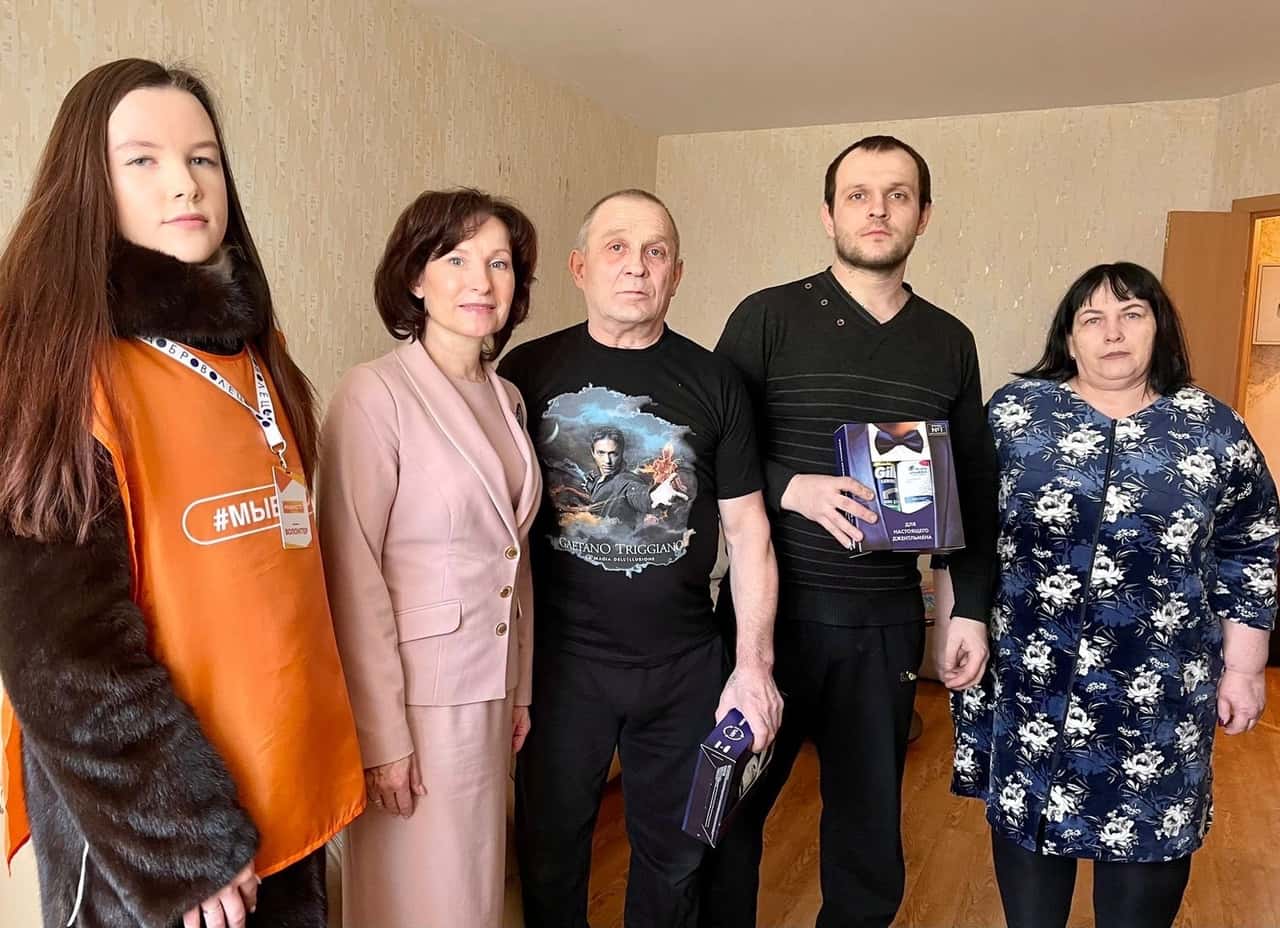 В Ленинградской области родственникам погибших на войне подарили пену для бритья и шампунь