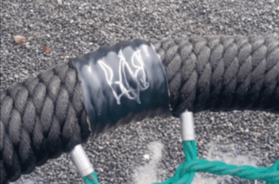 Жительницу Симферополя заставили извиняться на камеру из-за нарисованного на детской площадке герба Украины