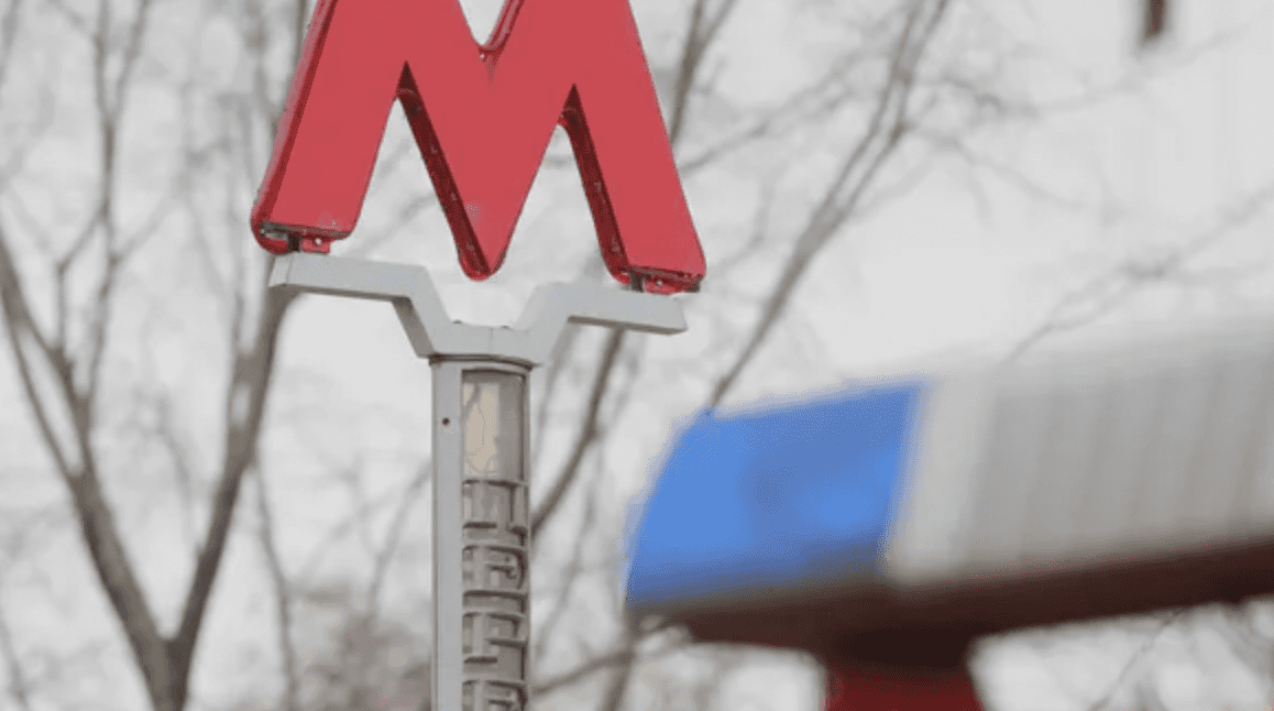 Мужчину арестовали в московском метро по доносу подглядывавшего в его смартфон пассажира