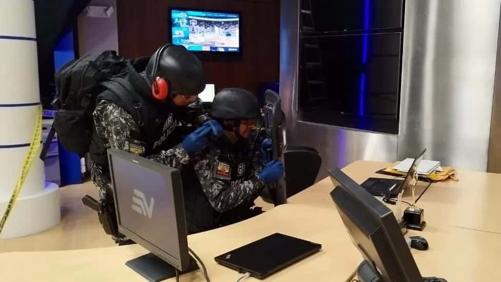 В Эквадоре журналисты получили по почте бомбы, замаскированные под  USB-накопители