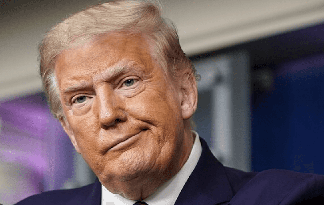 Трамп прибыл в Нью-Йорк, где ему предъявят уголовные обвинения по 33 пунктам. Адвокаты хотят запретить СМИ трансляцию процесса