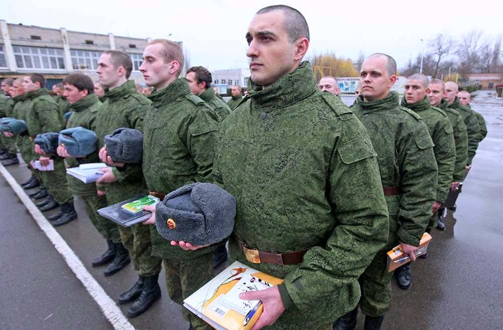 Запрет на выезд, поражение в правах, отмена льгот. Что грозит россиянам согласно новому закону о воинской обязанности