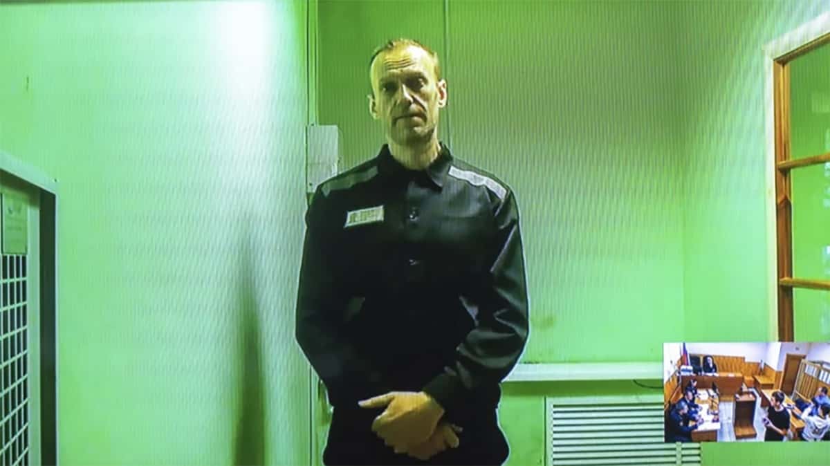 Навальному показали тома с описанием его «преступлений» в колонии. Но обвинительное заключение не дали, назвав «запрещенным предметом»