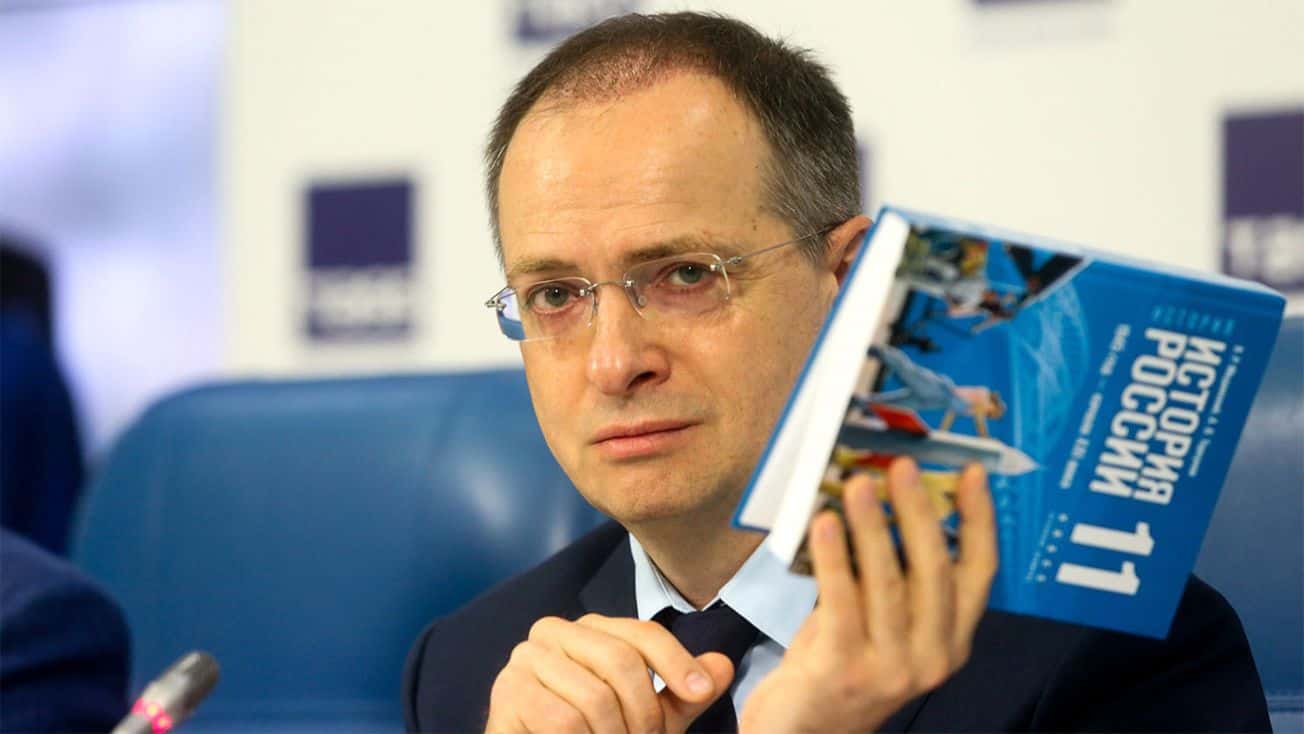 Мединский рассказал о новом пособии для учителей истории. В нем преподавателям расскажут, как освещать «военные операции»