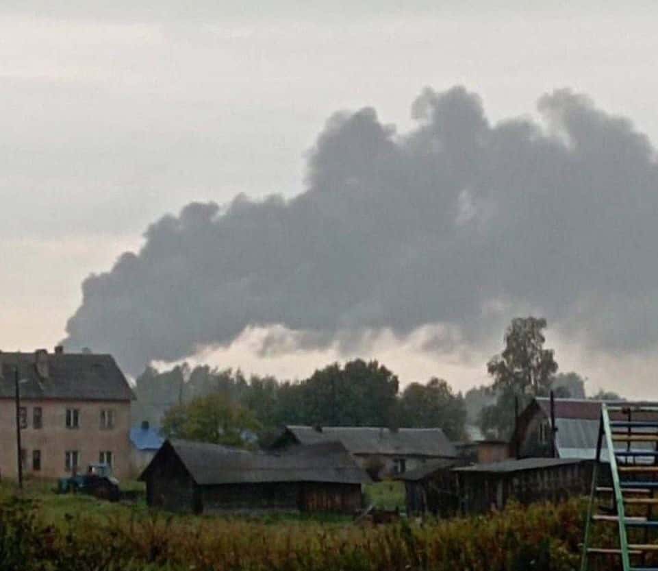 Военный аэродром в Новгородской области атаковали дроны. Поврежден один самолет — Минобороны РФ