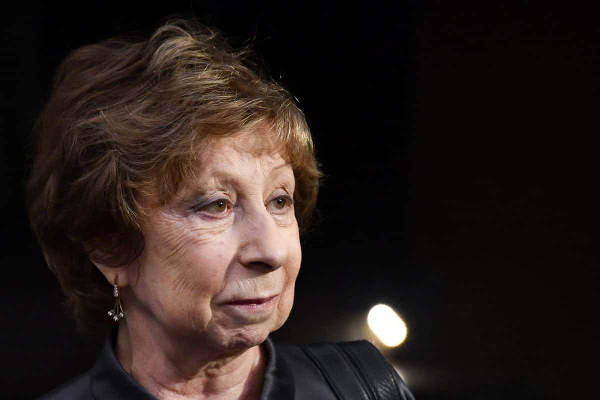 МВД проверяет Ахеджакову по статье о дискредитации ВС РФ. Народная артистка России вышла на сцену в Бремене с украинским флагом