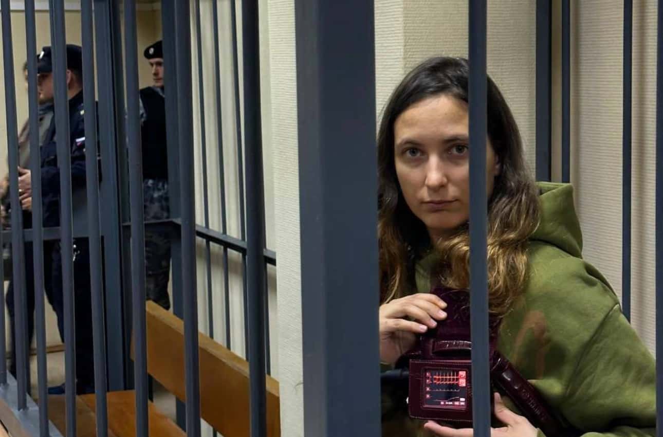 Судья по делу Скочиленко отказала ей в приеме пищи и воды, выходе в уборную и перезарядке кардиомонитора, несмотря на остановки сердца ранее